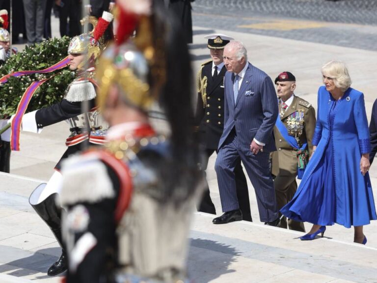 Papa Francisco recibe a los reyes Carlos y Camila en el 20 aniversario de su boda