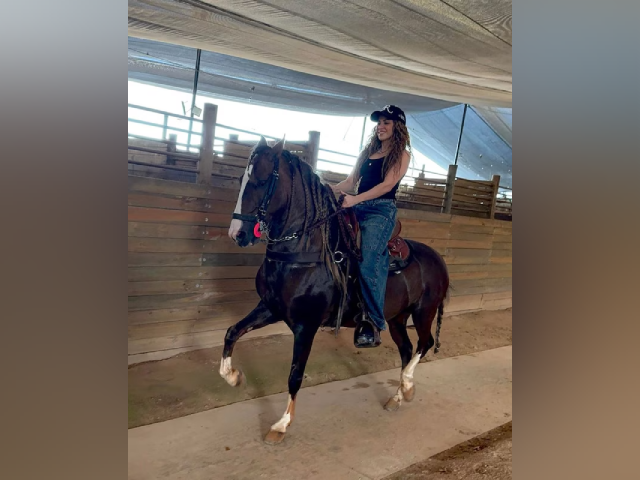 Maluma le enseña a Shakira a montar a caballo en su finca