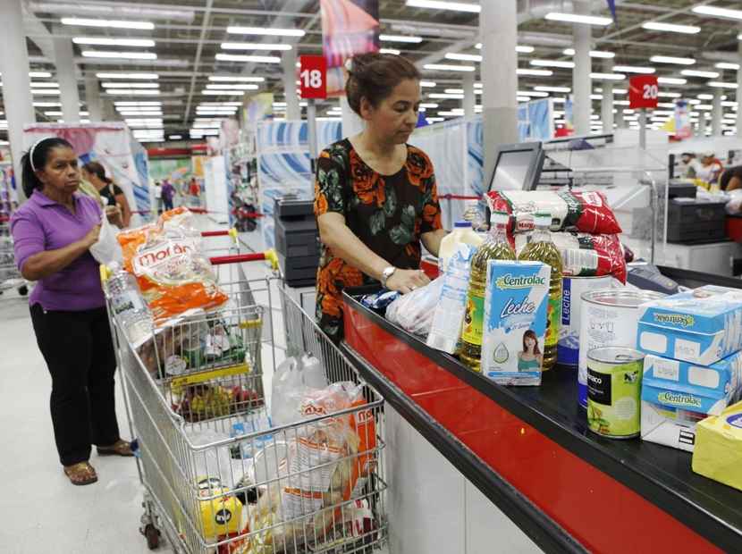 Empresarios abren supermercados en el país 
