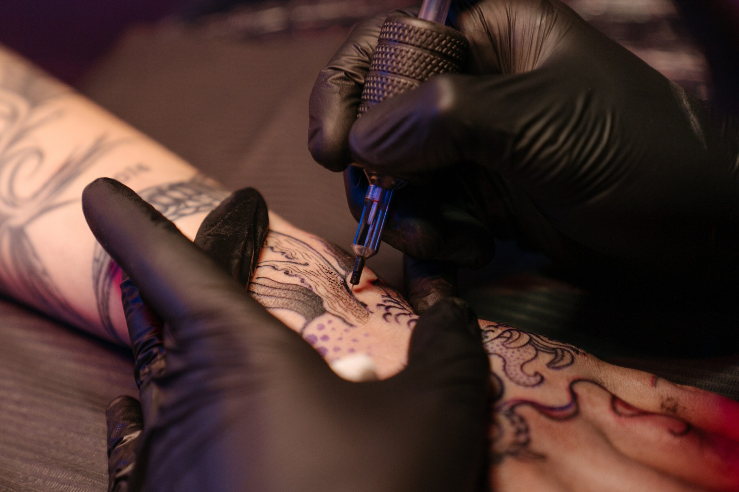Tatuador de un venezolano deportado a El Salvador, dice sentirse culpable