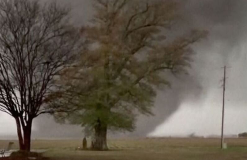 Al menos siete personas murieron y 13 resultaron heridas tras potentes tornados y tormentas azotan a Arkansas