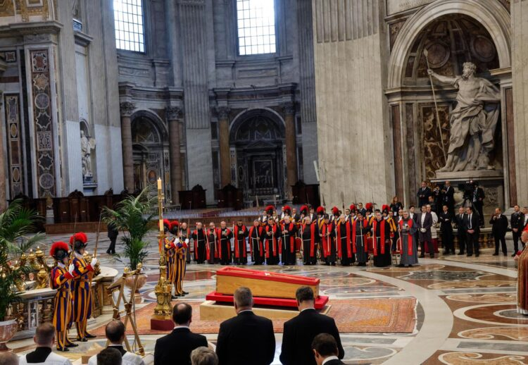 Vaticano baraja ampliar la despedida del Papa después de medianoche por 