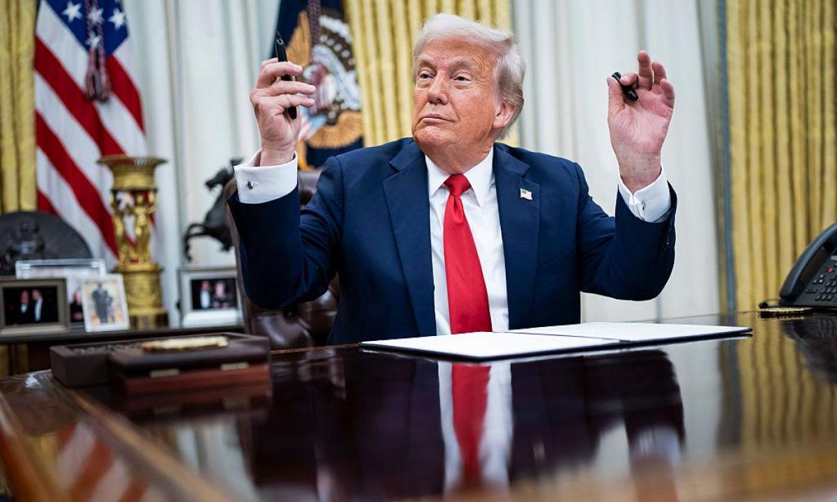 Trump amenaza a China con un arancel adicional del 50 % si Pekín no retira los gravámenes impuestos a productos estadounidenses