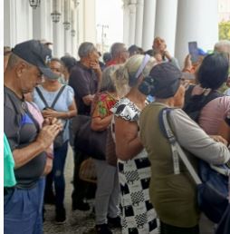 Jubilados protestan frente a la Gobernación: Exigen pago de prestaciones sociales del 2018 al 2021 y el cumplimiento de cirugías por cataratas