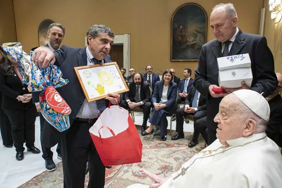 El papa recibe en El Vaticano al personal médico que lo atendió en el hospital Gemelli y agradece su labor