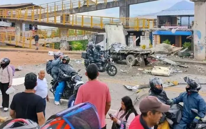 Un muerto y tres heridos dejó explosión de un carro bomba en el Cauca