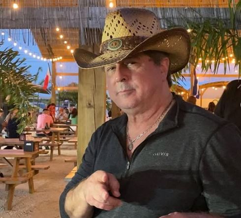 Cantautor Rudy La Scala culpa a la brujería haitiana por tragedia en República Dominicana