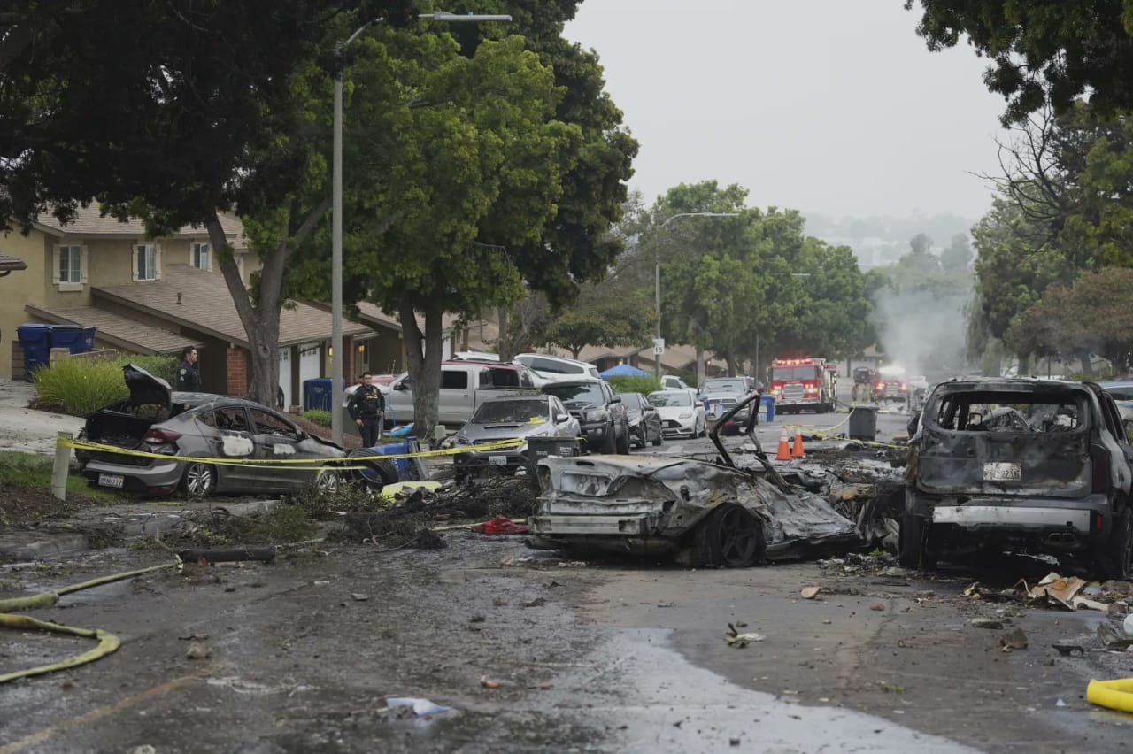 Confirman varios muertos al estrellarse una avioneta en zona residencial en el sur de California, EEUU