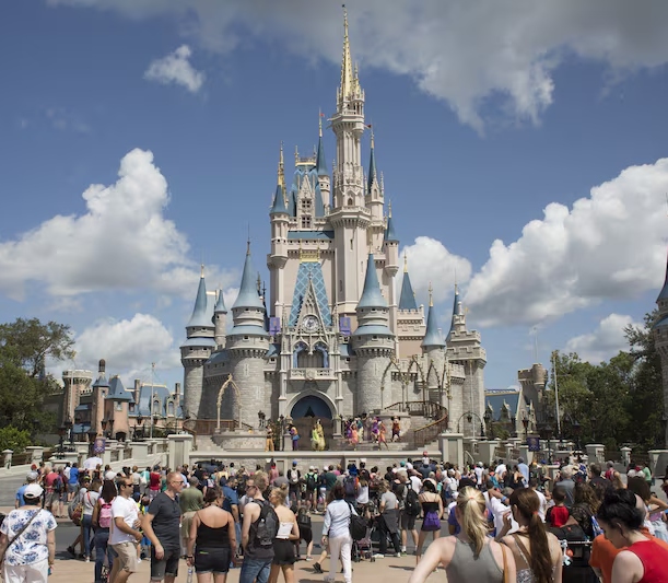 Disney suspende a trabajadores venezolanos amparados por TPS y amenaza con despidos