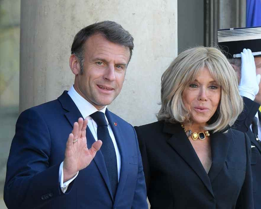 Macron reacciona tras la bofetada que le dio su mujer