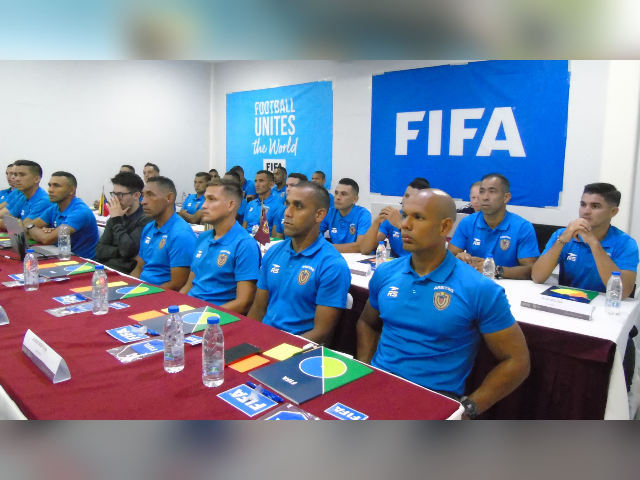 Árbitros venezolanos se capacitan en el curso FIFA RAP 2025