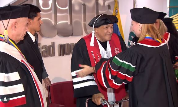 El maestro Gualberto Ibarreto recibe doble distinción académica en Nueva Esparta