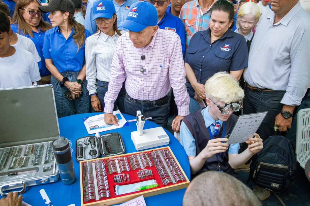 Rosales recorre el sur del Lago entregando más de una decena de obras por cinco municipios en cuatro días