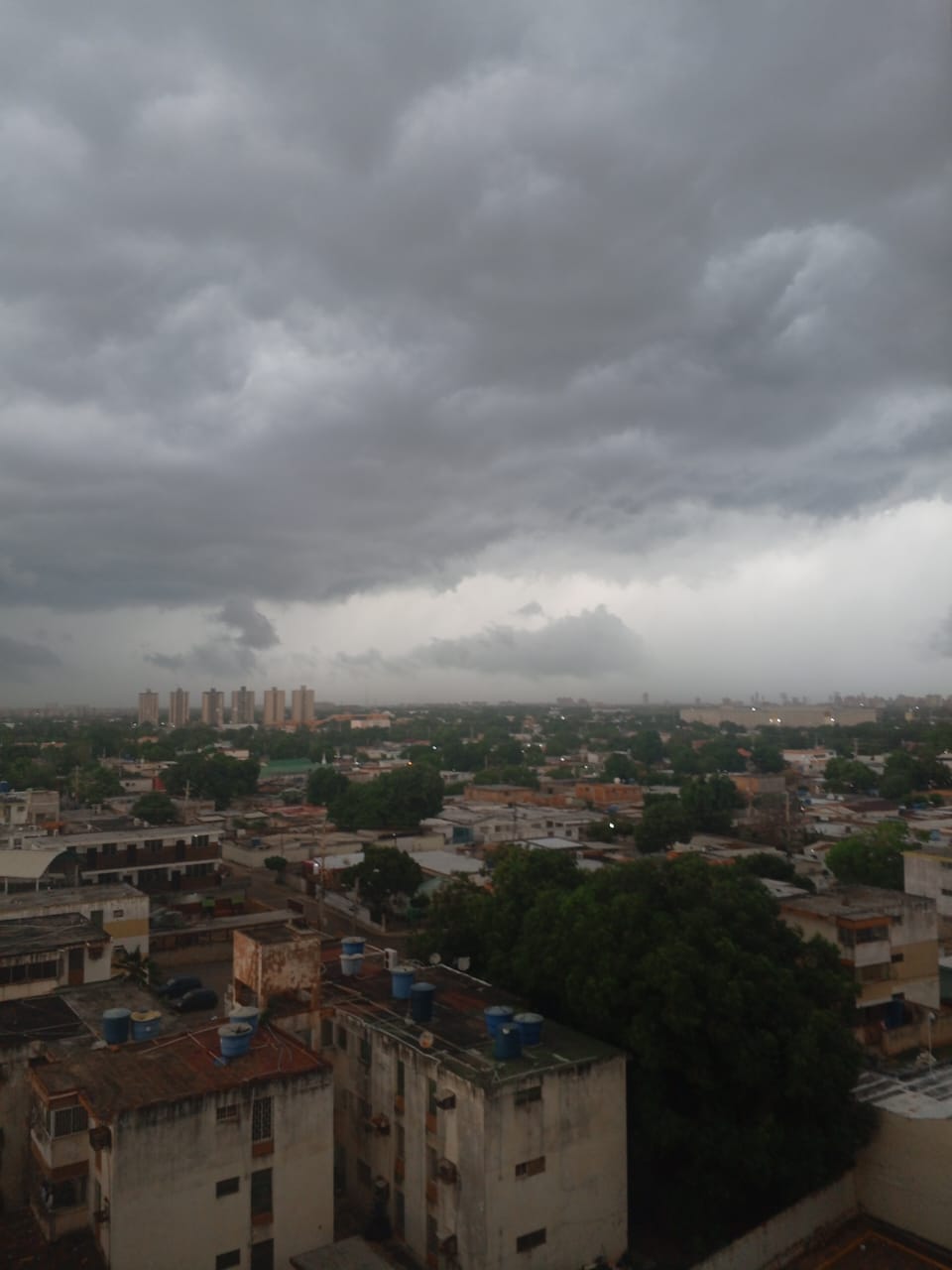 Lluvia refresca a Maracaibo tras días de intenso calor