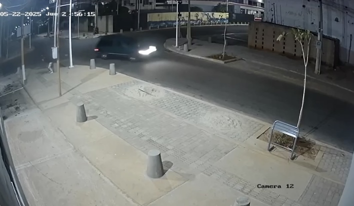 Brutal impacto de una camioneta contra un motorizado delivery en Maracaibo