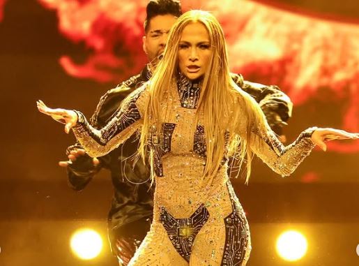 JLo brilló en los premios AMAs y besó a sus bailarines