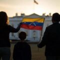 Juez de EEUU frena invalidación de permisos de trabajo para 5 mil venezolanos