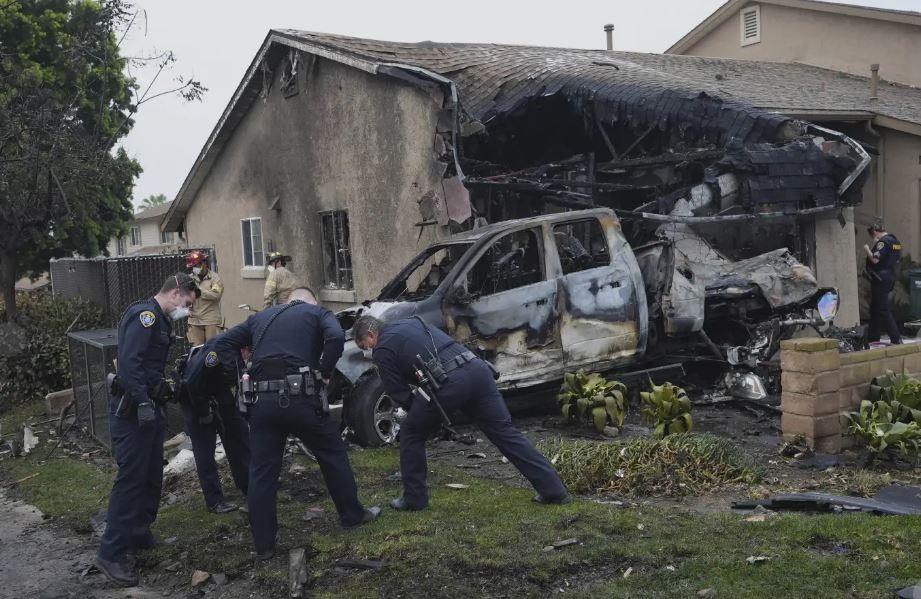Avioneta se estrelló e incendió casas y vehículos en San Diego, EEUU