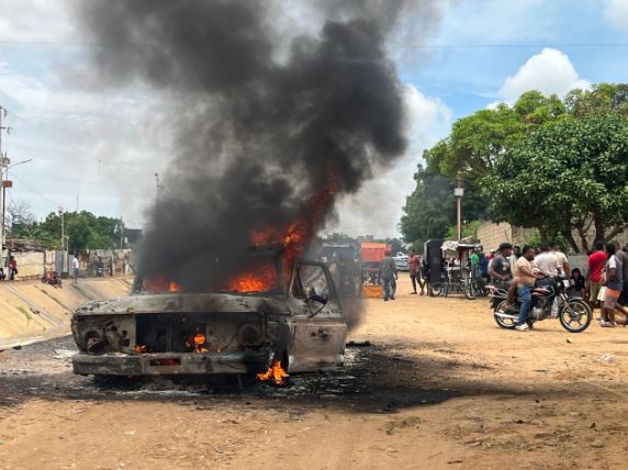 Se incendió camioneta en el barrio Brisas del Norte y causó alarma en la comunidad: No se reportan heridos, pero sí pérdida total