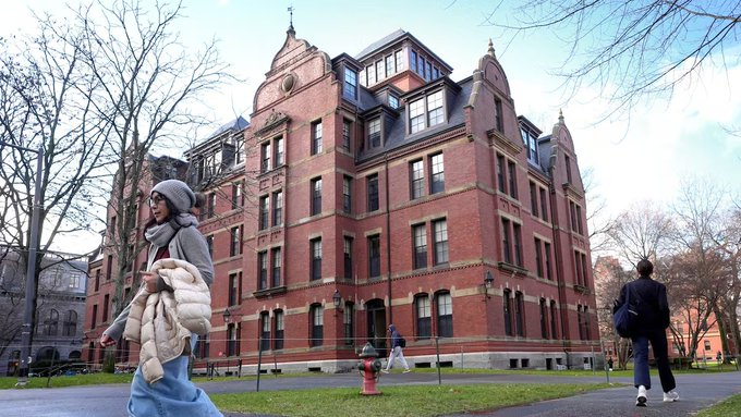 Juez bloquea temporalmente revocación de permiso para inscribir estudiantes extranjeros en la Universidad de Harvard