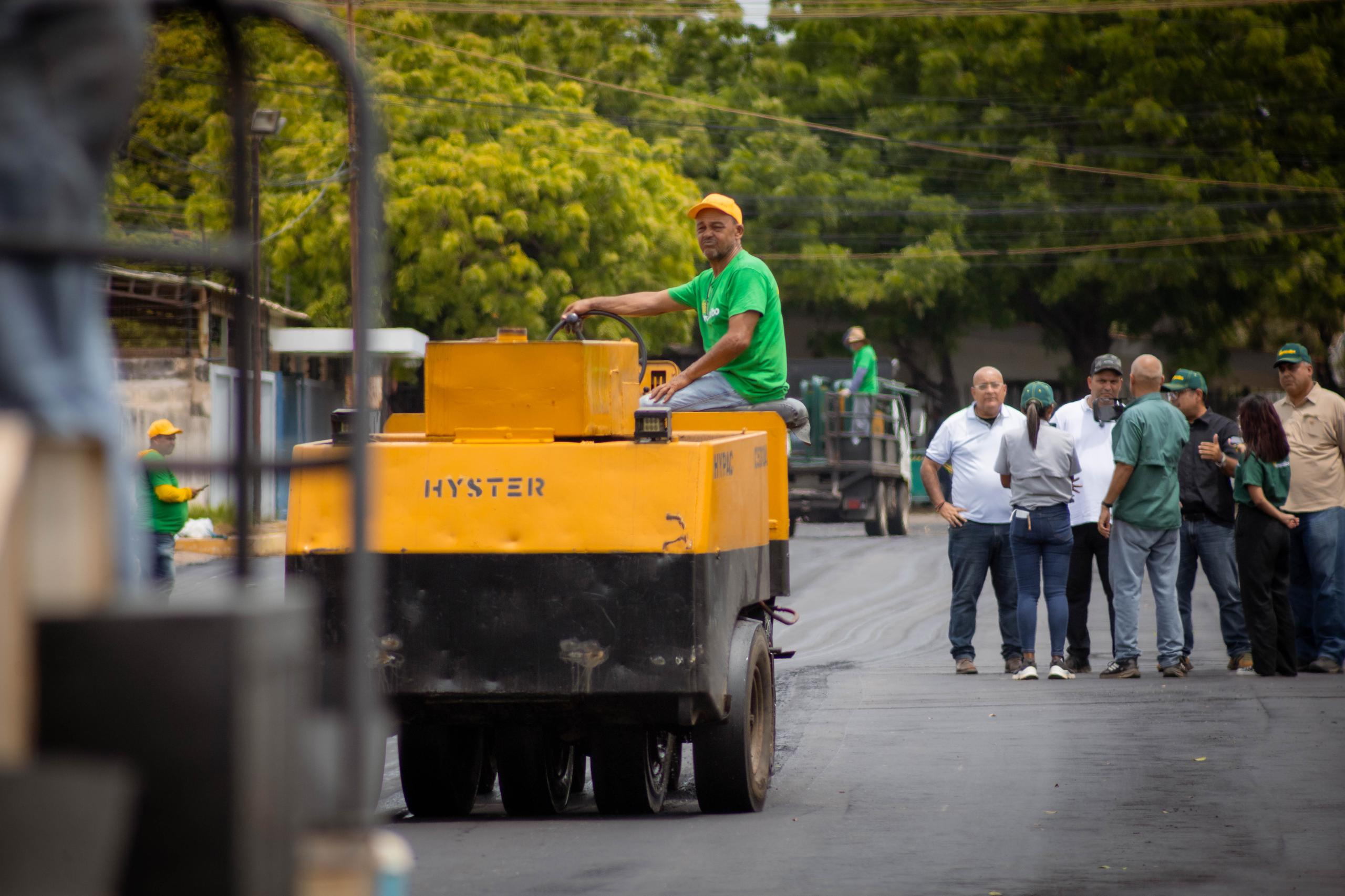Alcaldía de Maracaibo arranca primera fase de asfaltado en Monte Bello