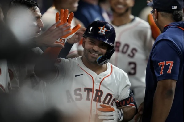 Altuve sigue encendido y descarga su noveno estacazo
