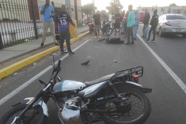 Herido motopirueta al impactar contra un poste frente al teatro escuela Niños Cantores del Zulia