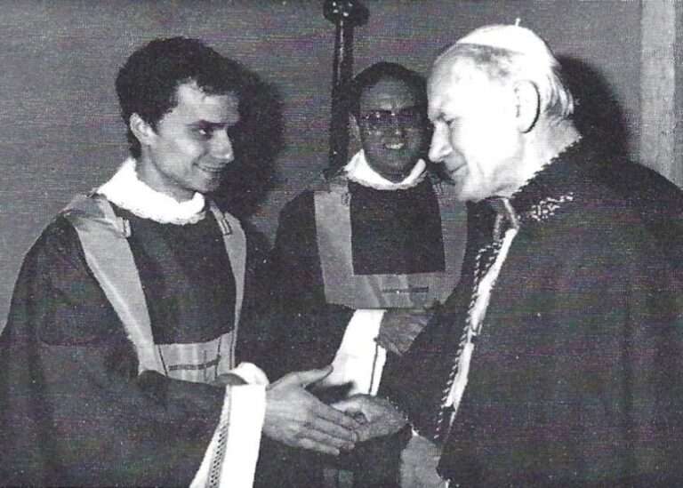 La imagen viral del papa León XIV en su juventud saludando a Juan Pablo II