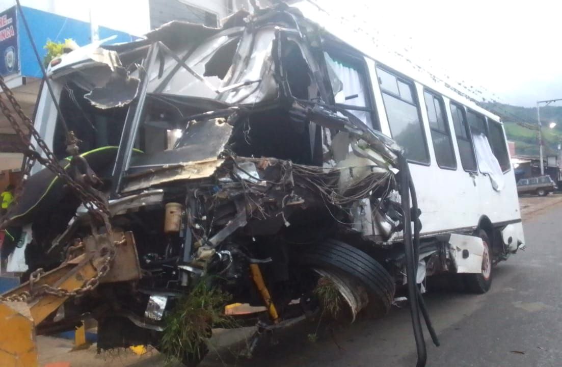 Tres muertos dejó choque entre camión lechero y un autobús de pasajeros en Barinas