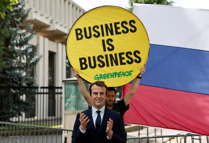 Roban figura de cera del presidente Macron del Museo Grévin de París y la muestran en la embajada rusa