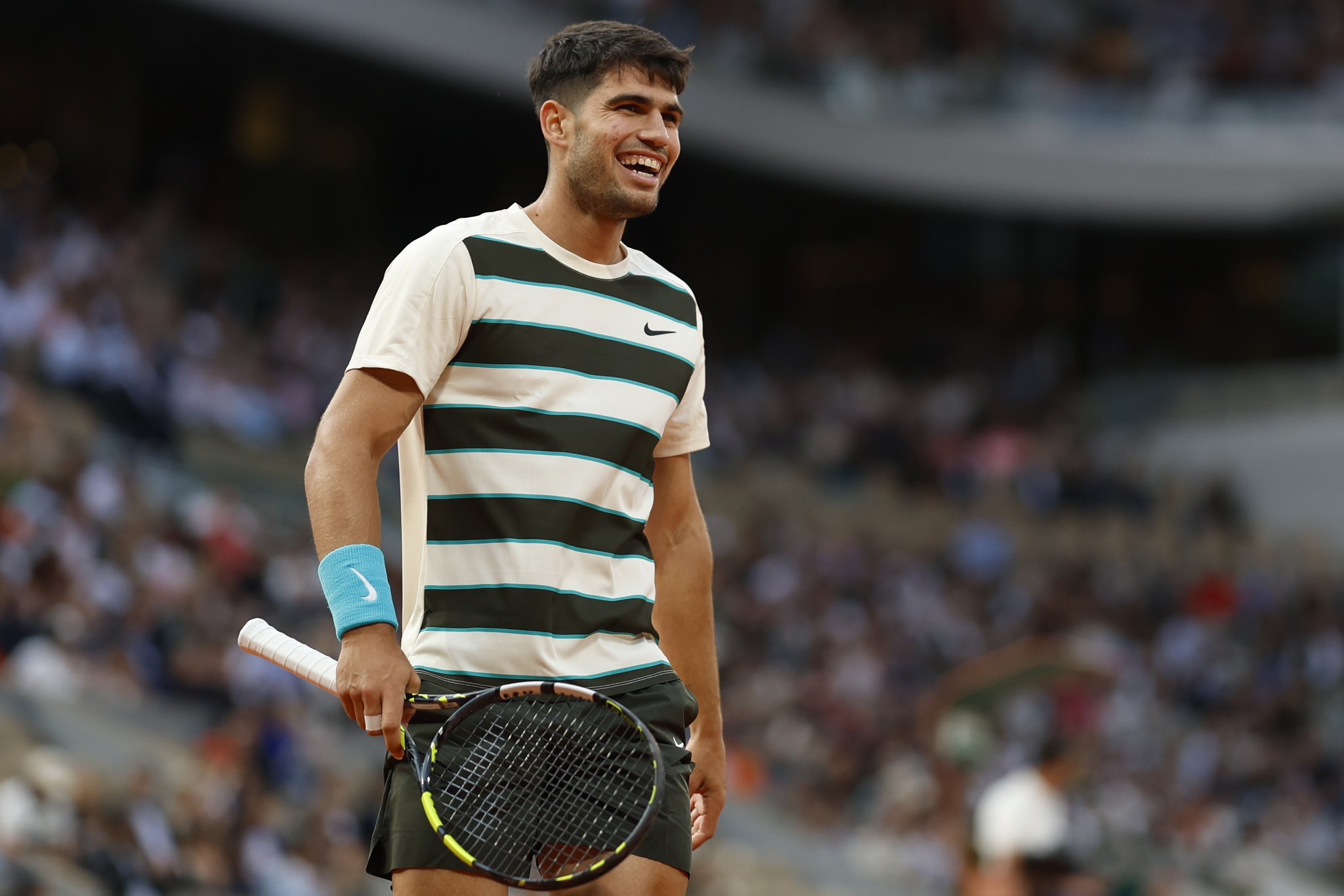 Carlos Alcaraz vapuleó a Tommy Paul y avanzó a semifinales en Roland Garros