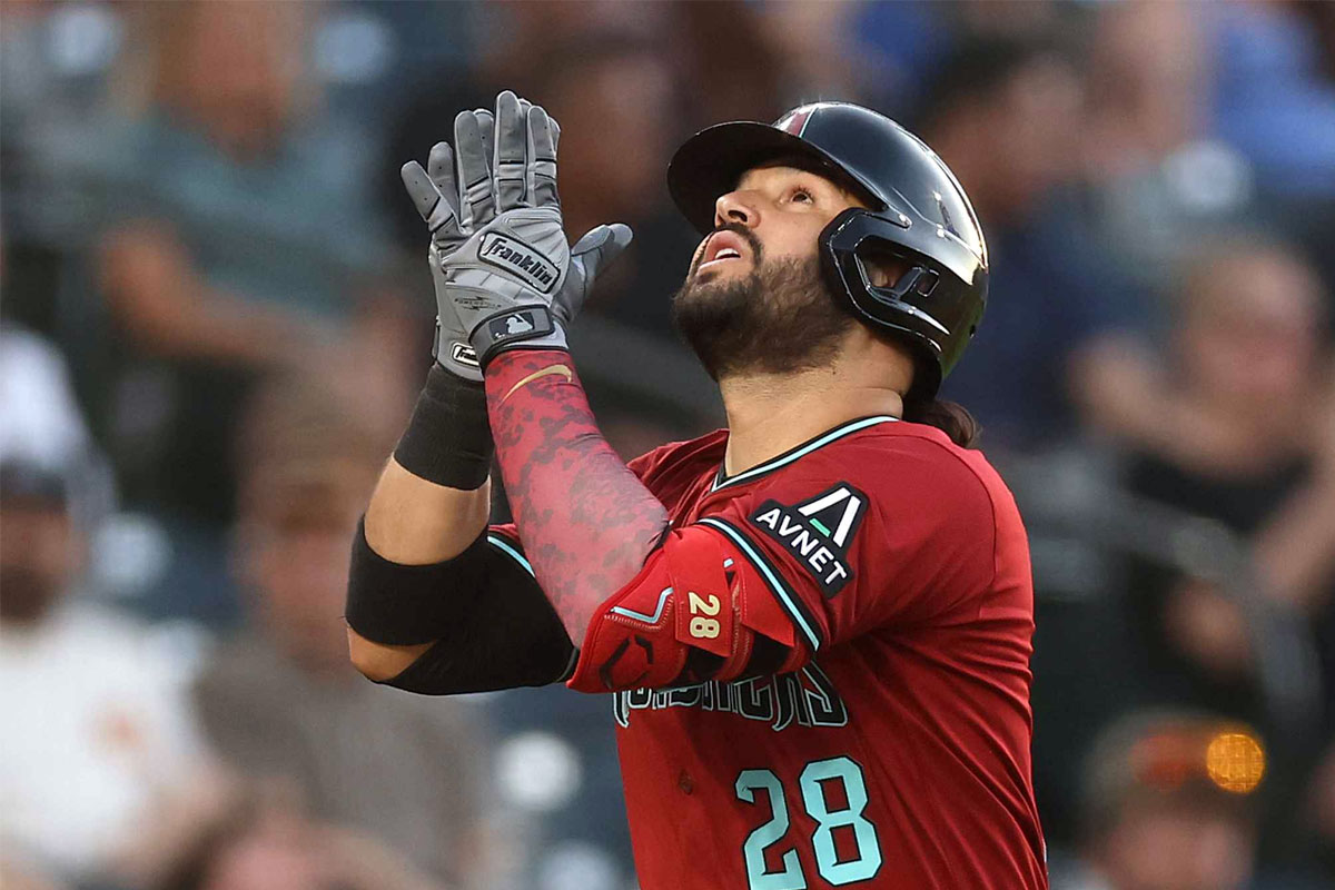 Eugenio Suárez salió del encuentro después de recibir un pelotazo