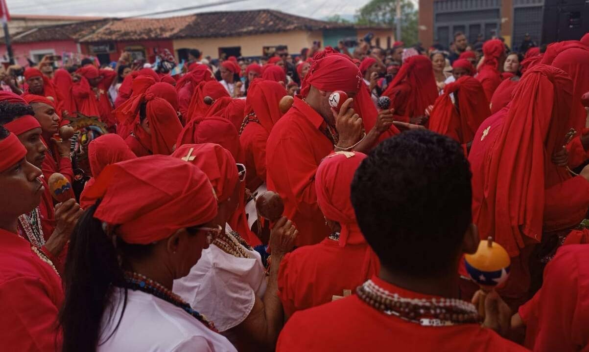 Un total de 2 mil 300 diablos danzantes se rindieron a los pies del Santísimo Sacramento en Yare