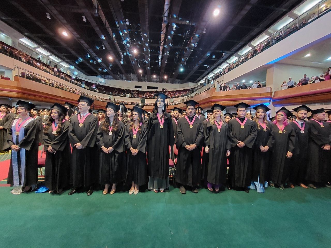 Casi 600 profesionales egresaron de la Urbe