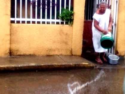 Un colector de aguas residuales averiado lleva tres años contaminando a más de 50 casas en el barrio San Agustín de Maracaibo