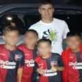 Insólito castigo de Newell’s a niños de nueve años por foto con jugador del clásico rival