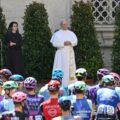 El Papa León XIV bendice a los ciclistas en la última etapa del Giro de Italia 2025