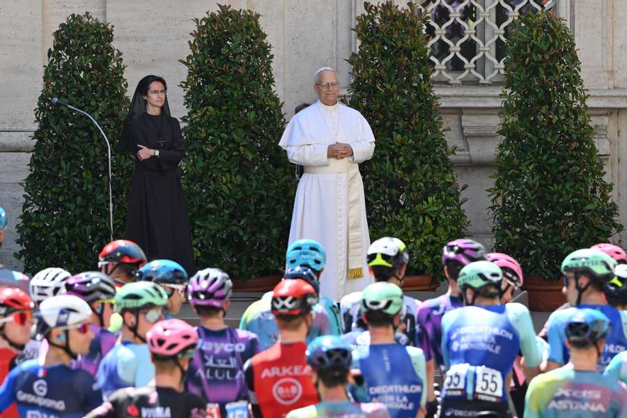 El Papa León XIV bendice a los ciclistas en la última etapa del Giro de Italia 2025