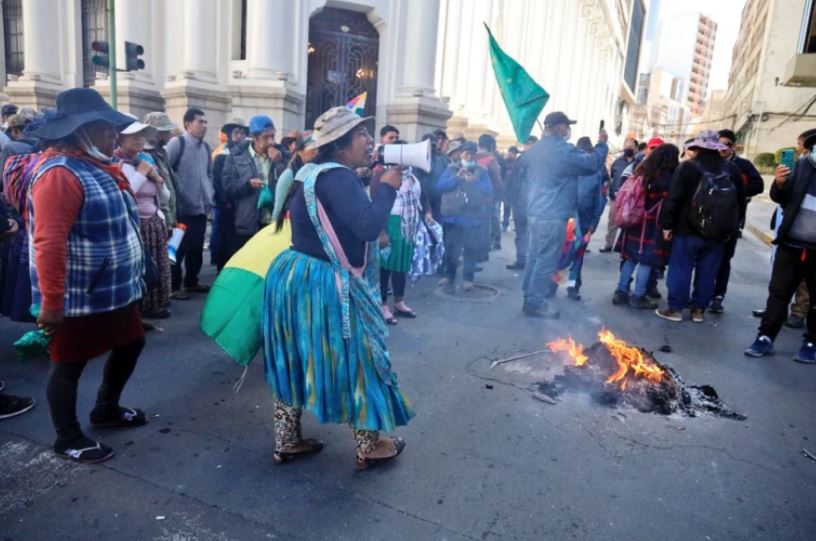 Tensión continúa en Bolivia: Bloquean avenidas y exigen medidas por la crisis