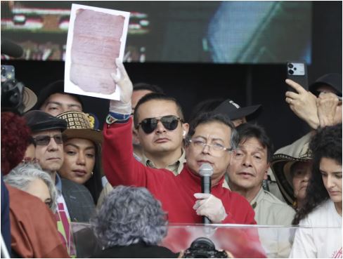 Petro firma el decreto que convoca la consulta popular sobre la reforma laboral