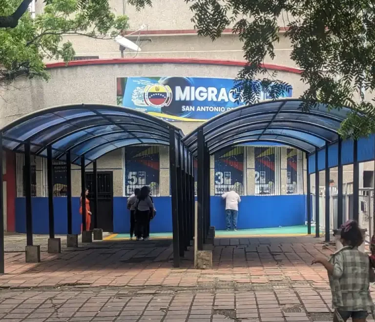 Reportan que gran parte de la población migrante que sale por la frontera entre Colombia y Táchira, van sin sello en su pasaporte