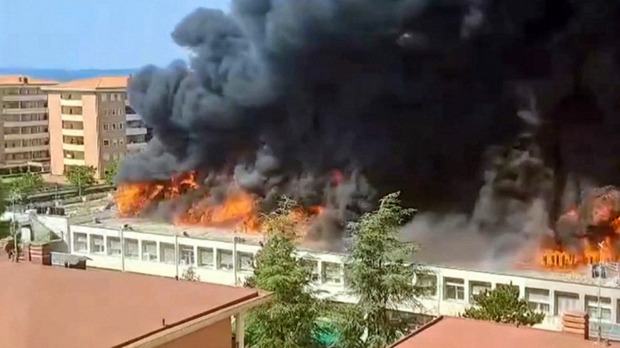 Arde en llamas una universidad en Italia: Imágenes en video