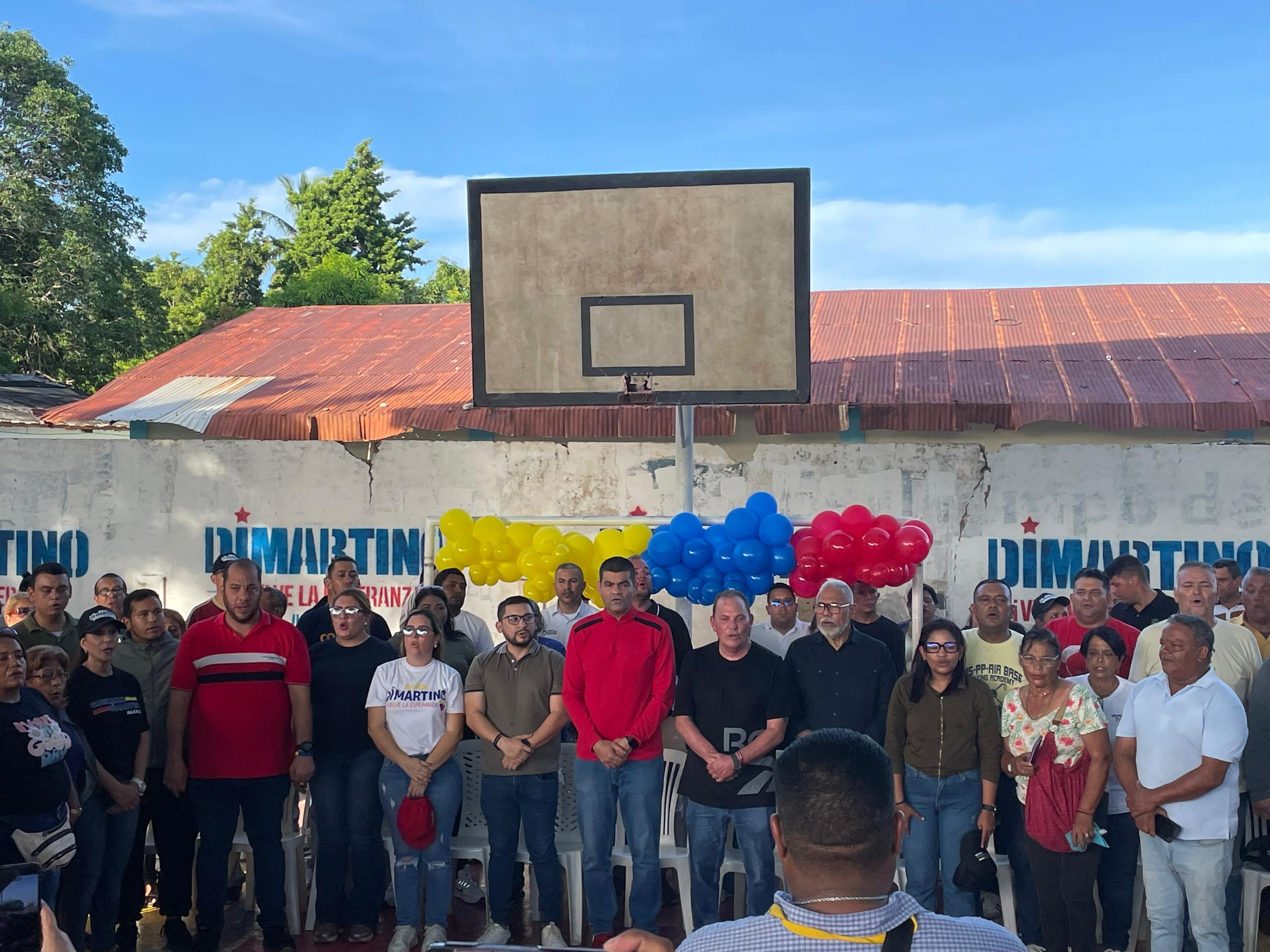 Di Martino es recibido al ritmo de la banda San Juan de Dios en el encuentro con líderes políticos en la parroquia Manuel Dagnino