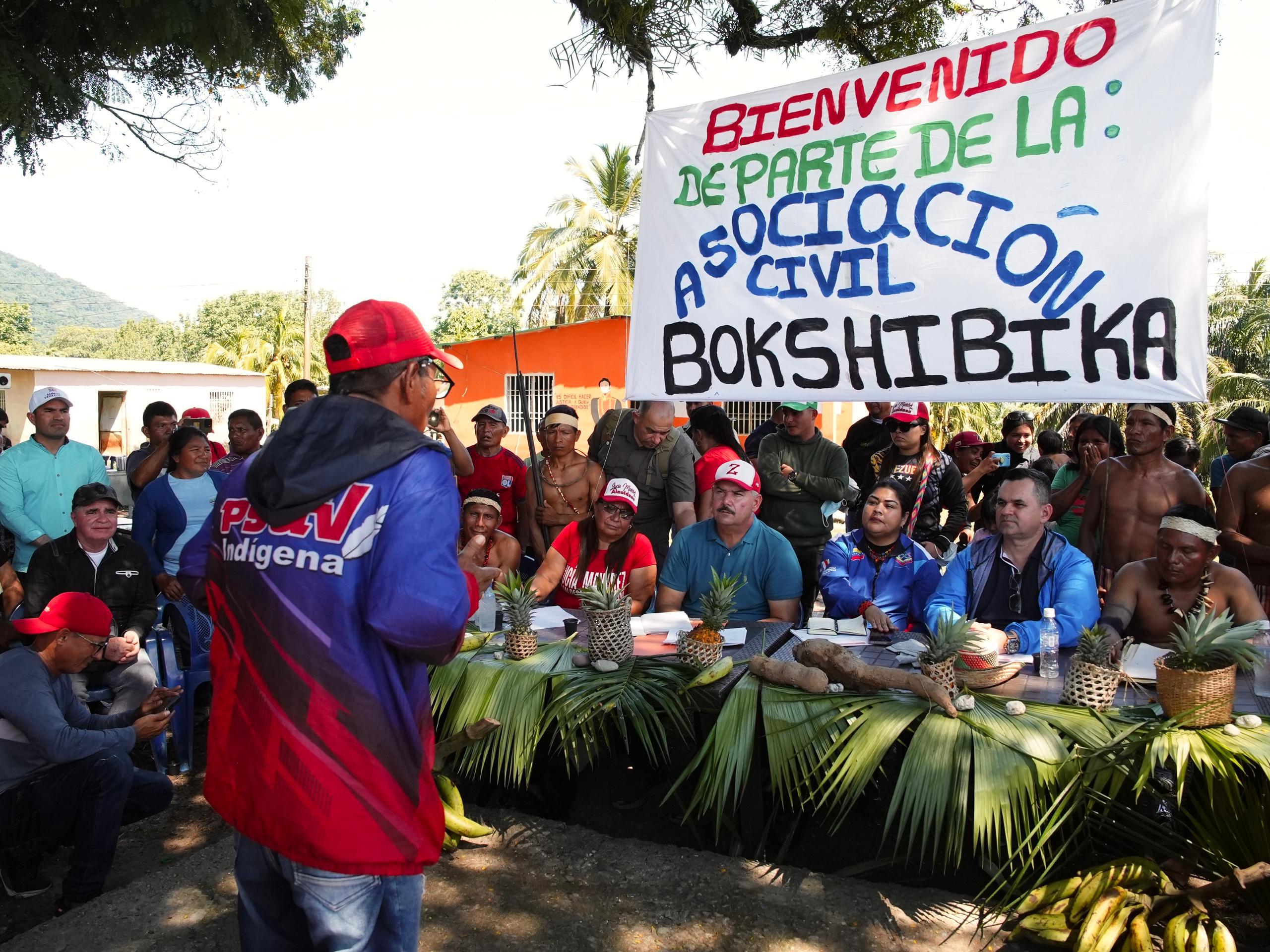 Luis Caldera viaja en helicóptero hasta la selva zuliana para atender a los pueblos originarios Barí y Wayúu