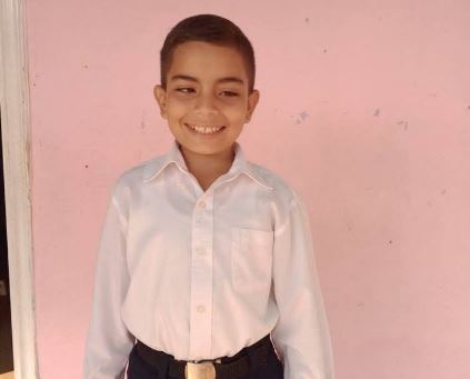 Familia busca ayuda para que Ángel, un niño con discapacidad visual, pueda continuar sus estudios