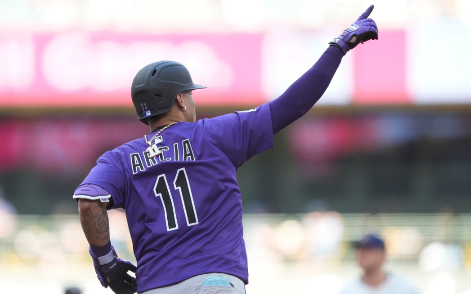 Orlando Arcia se fue para la calle en triunfo de Rockies ante Cerveceros