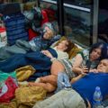 Israelíes se refugian en ‘parkings’ subterráneos y estaciones de metro durante ataques iraníes