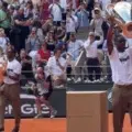 Dembélé presentó el título de Champions en la pista de Roland Garros