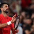 Djokovic avanza a octavos en Roland Garros y se acerca a un nuevo récord