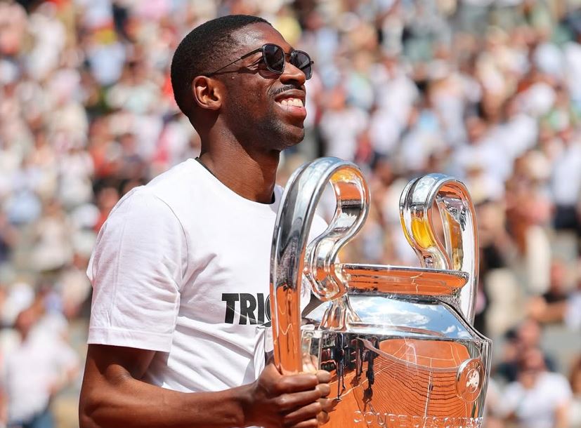 Dembélé presentó el título de Champions en la pista de Roland Garros